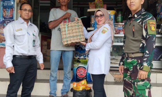 Hari Kedua Penyaluran Bansos! Seklur, Staf Kesra, Babinsa, dan PSM Sidodamai Kawal Pembagian Bansos di Toko Kahar RT. 25